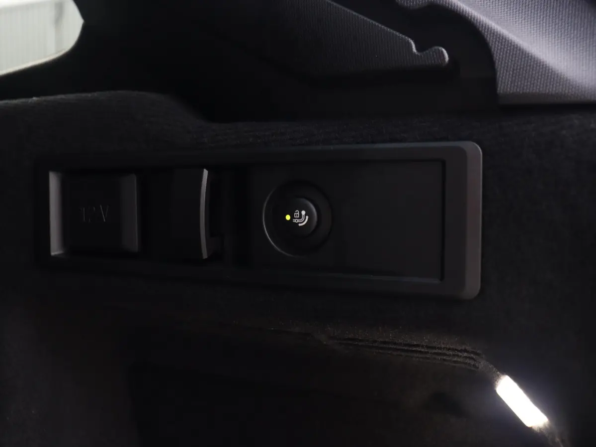 330e | M Sportpakket Pro | Panodak | Head-Up | Trekhaak | Driving Assistant Prof. | Parking Assitant Plus | Harman Kardon | Comfort Access | Elektr. Stoelen | SOH 100% | 19'' LMV