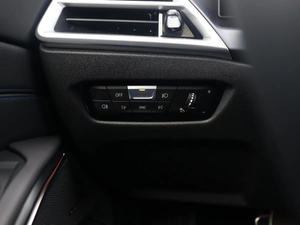 330e | M Sportpakket Pro | Panodak | Head-Up | Trekhaak | Driving Assistant Prof. | Parking Assitant Plus | Harman Kardon | Comfort Access | Elektr. Stoelen | SOH 100% | 19'' LMV