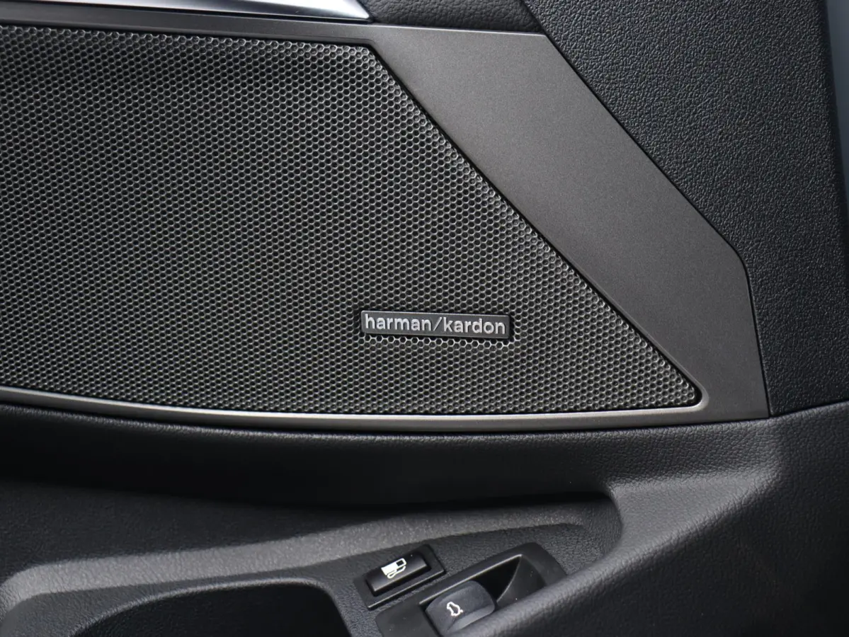 330e | M Sportpakket Pro | Panodak | Head-Up | Trekhaak | Driving Assistant Prof. | Parking Assitant Plus | Harman Kardon | Comfort Access | Elektr. Stoelen | SOH 100% | 19'' LMV