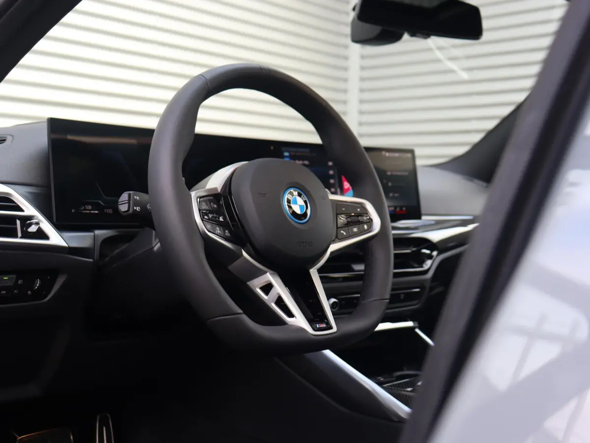 330e | M Sportpakket Pro | Panodak | Head-Up | Trekhaak | Driving Assistant Prof. | Parking Assitant Plus | Harman Kardon | Comfort Access | Elektr. Stoelen | SOH 100% | 19'' LMV