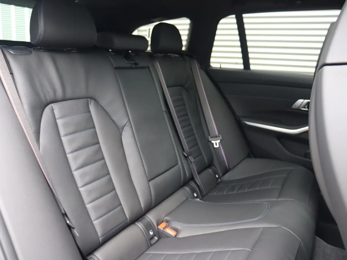 330e | M Sportpakket Pro | Panodak | Head-Up | Trekhaak | Driving Assistant Prof. | Parking Assitant Plus | Harman Kardon | Comfort Access | Elektr. Stoelen | SOH 100% | 19'' LMV
