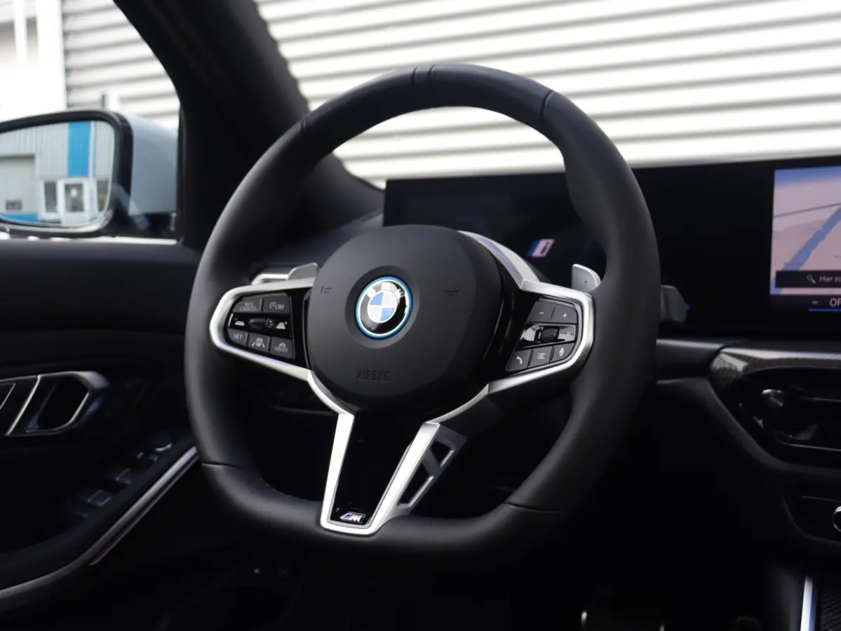 330e | M Sportpakket Pro | Panodak | Head-Up | Trekhaak | Driving Assistant Prof. | Parking Assitant Plus | Harman Kardon | Comfort Access | Elektr. Stoelen | SOH 100% | 19'' LMV
