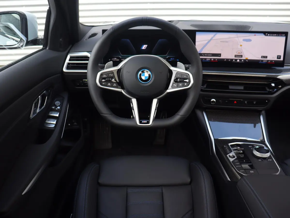 330e | M Sportpakket Pro | Panodak | Head-Up | Trekhaak | Driving Assistant Prof. | Parking Assitant Plus | Harman Kardon | Comfort Access | Elektr. Stoelen | SOH 100% | 19'' LMV
