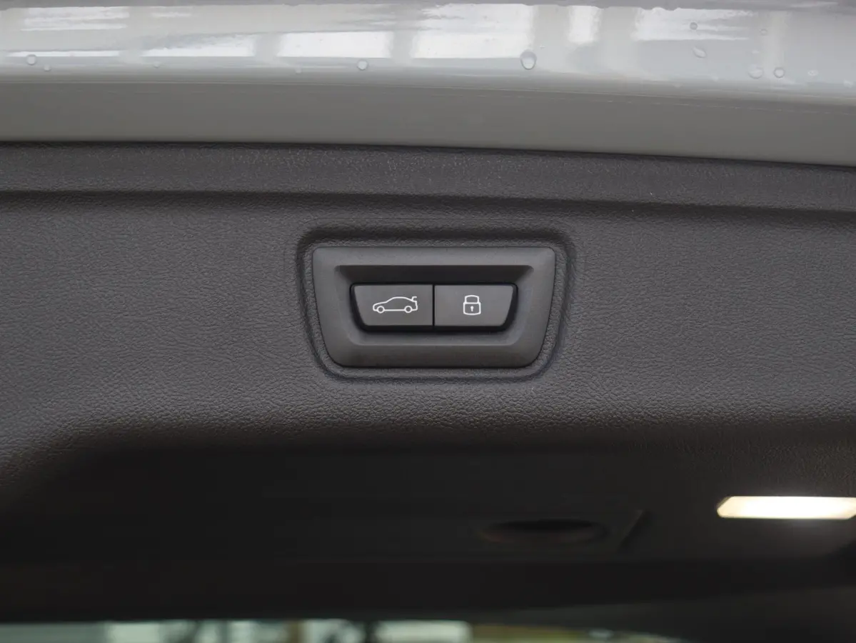 330e | M Sportpakket Pro | Panodak | Head-Up | Trekhaak | Driving Assistant Prof. | Parking Assitant Plus | Harman Kardon | Comfort Access | Elektr. Stoelen | SOH 100% | 19'' LMV