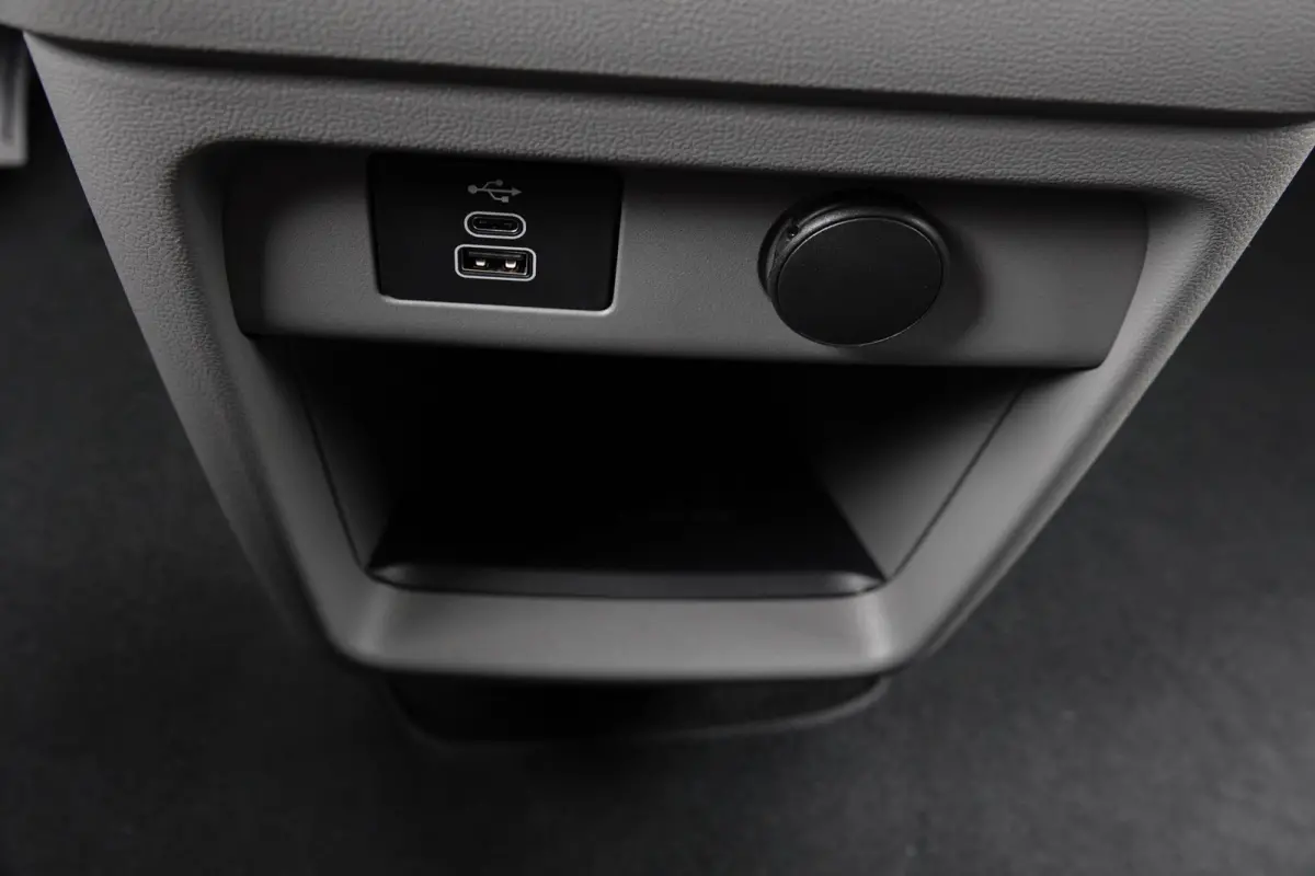 L2H1 Dubbel Cabine 2.5PHEV 233Pk Aut. | Limited | Plug In Hybrid | 360° Camera | 2x Schuifdeur | Spoilerpack | 19'' | Magnetic Grey
