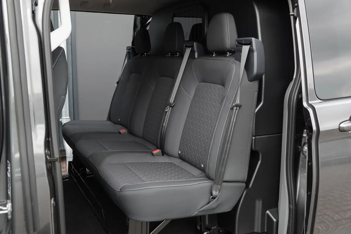 L2H1 Dubbel Cabine 2.5PHEV 233Pk Aut. | Limited | Plug In Hybrid | 360° Camera | 2x Schuifdeur | Spoilerpack | 19'' | Magnetic Grey