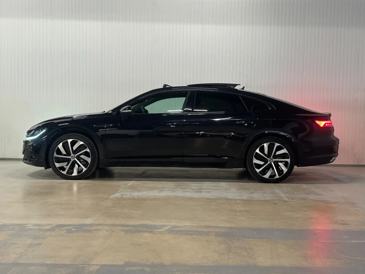 1.4 TSI eHybrid R-Line | PANO | TREKHAAK | HUD | 360 CAMERA | STOELMASSAGE