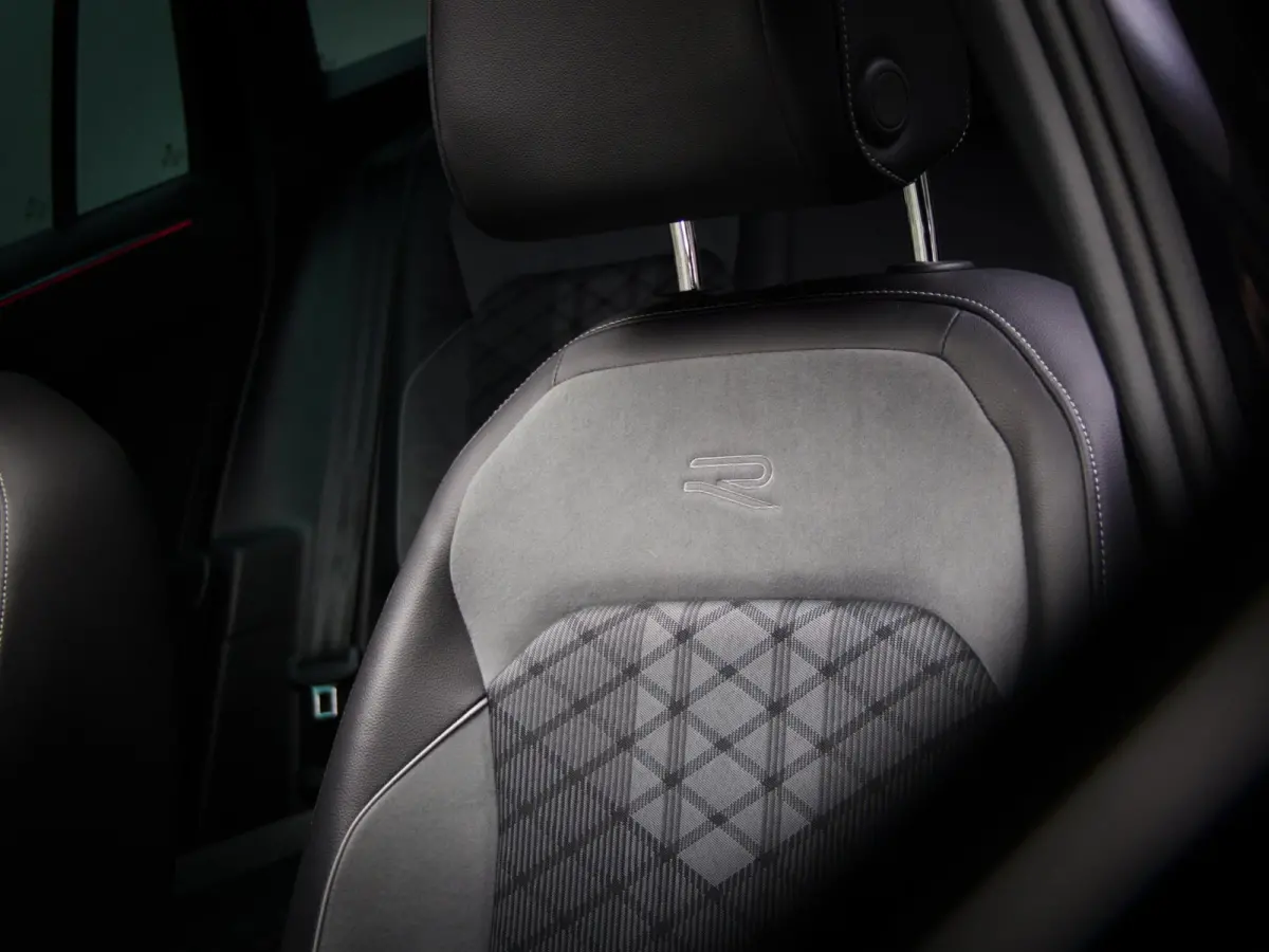 1.4 TSI eHybrid R-Line Business+ (IQ-LIGHT, SFEERVERLICHTING, PANORAMADAK, ADAPTIVE CRUISE, APPLE CARPLAY, PDC)