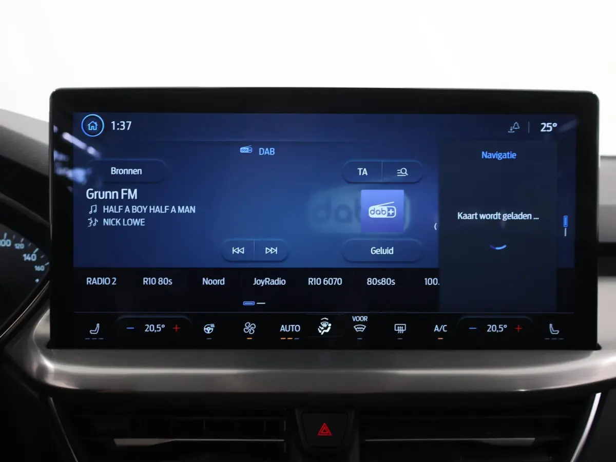 1.0 EcoBoost Hybrid Titanium | Winterpakket | Navigatie | Climate Control | Parkeersensoren | Cruise Control |
