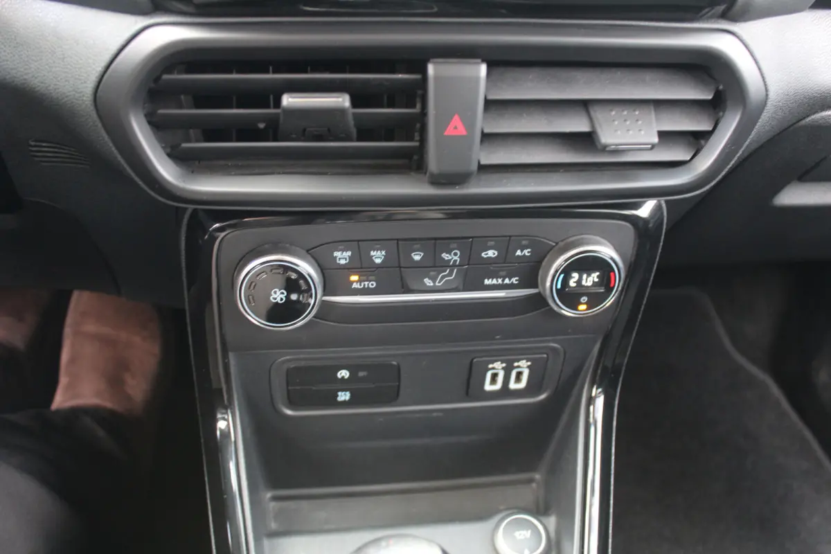 1.0 EcoBoost ST-Line Black Trekhaak l LM velgen l Airco l Navigatie l Cruise control