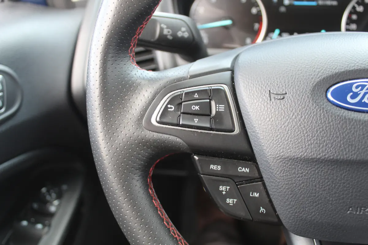 1.0 EcoBoost ST-Line Black Trekhaak l LM velgen l Airco l Navigatie l Cruise control