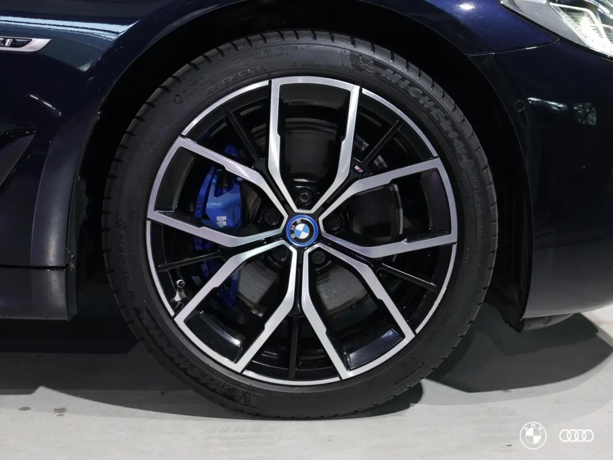 530E M SPORT / 19 “ / AD CRUISE / HIFI / TREKHAAK / M SPORT REMMEN / CARPLAY