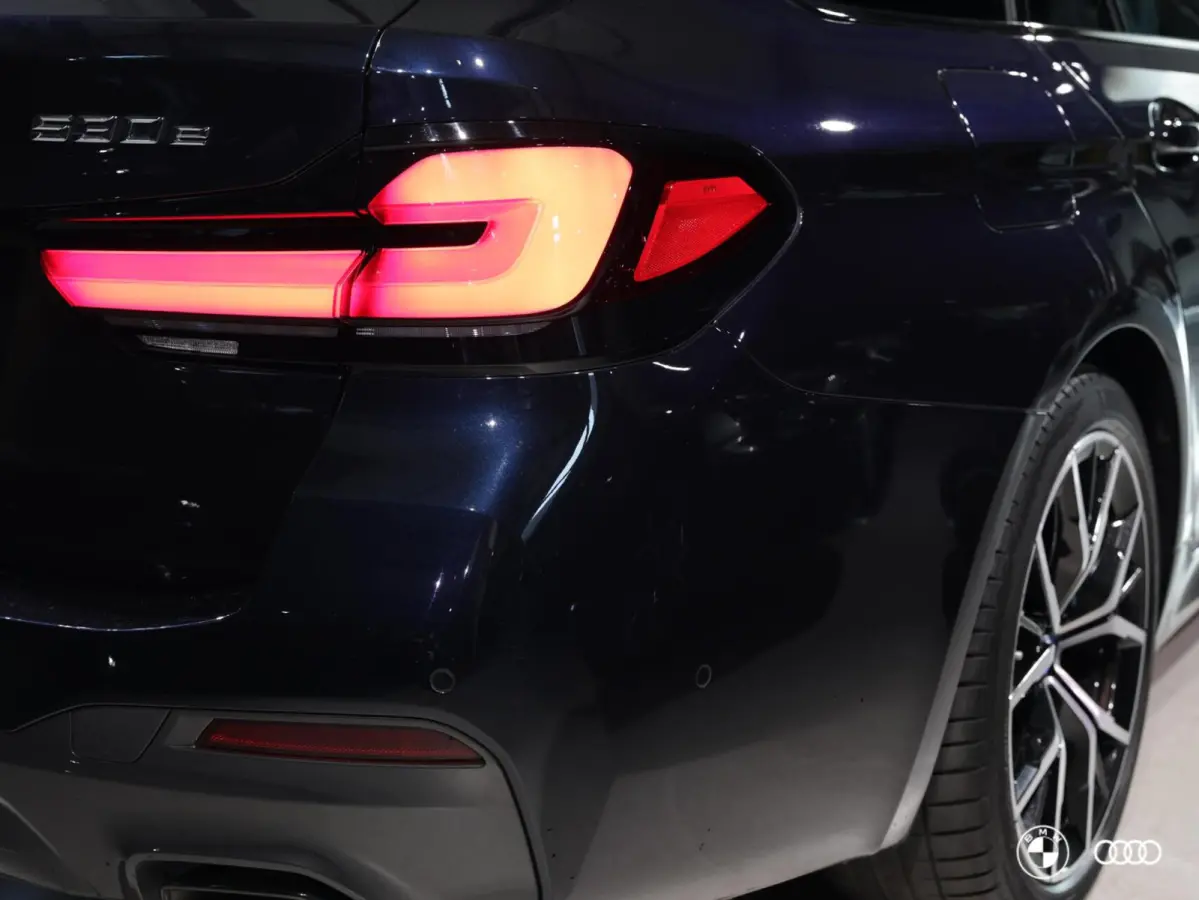 530E M SPORT / 19 “ / AD CRUISE / HIFI / TREKHAAK / M SPORT REMMEN / CARPLAY