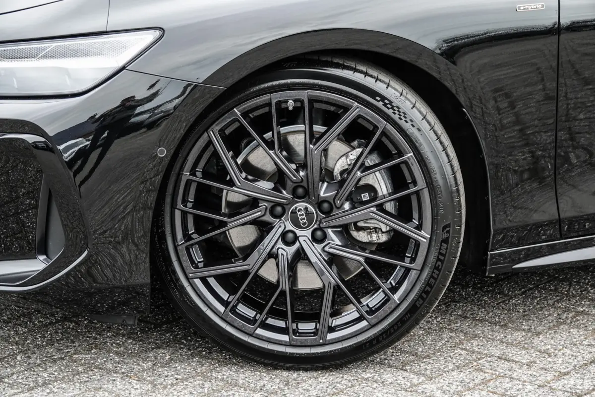 Edition One | e-hybrid 299Pk | Quattro | Plug-in Hybrid | MMI Bijrijdersdisplay | Tech Plus | 360° Camera | AWD-Besturing | Mythos Black | 21''