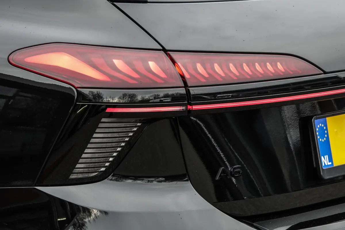 Edition One | e-hybrid 299Pk | Quattro | Plug-in Hybrid | MMI Bijrijdersdisplay | Tech Plus | 360° Camera | AWD-Besturing | Mythos Black | 21''