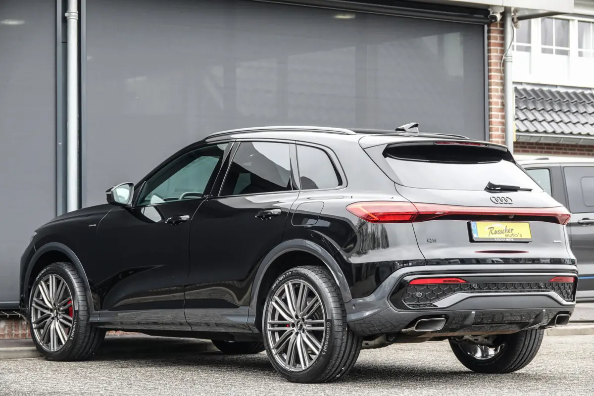 e-hybrid 367Pk | Plug In Hybride | Quattro | S-Line | MMI Bijrijdersdisplay | Tech Plus | 360° Camera | Trekhaak | 21'' | Mythos Black