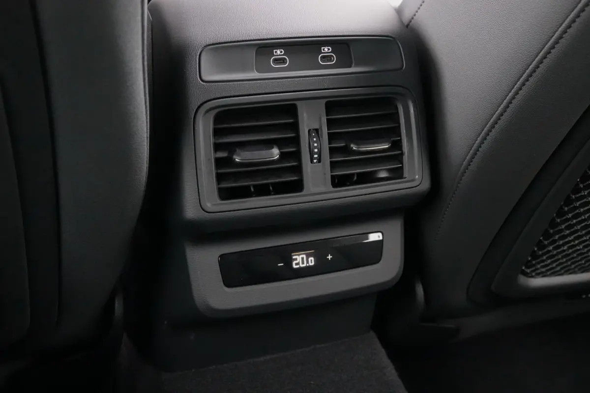 e-hybrid 367Pk | Plug In Hybride | Quattro | S-Line | MMI Bijrijdersdisplay | Tech Plus | 360° Camera | Trekhaak | 21'' | Mythos Black