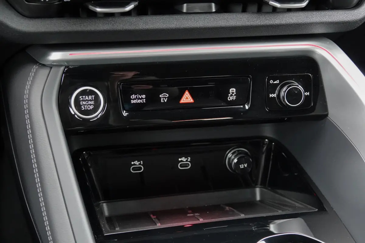 e-hybrid 367Pk | Plug In Hybride | Quattro | S-Line | MMI Bijrijdersdisplay | Tech Plus | 360° Camera | Trekhaak | 21'' | Mythos Black