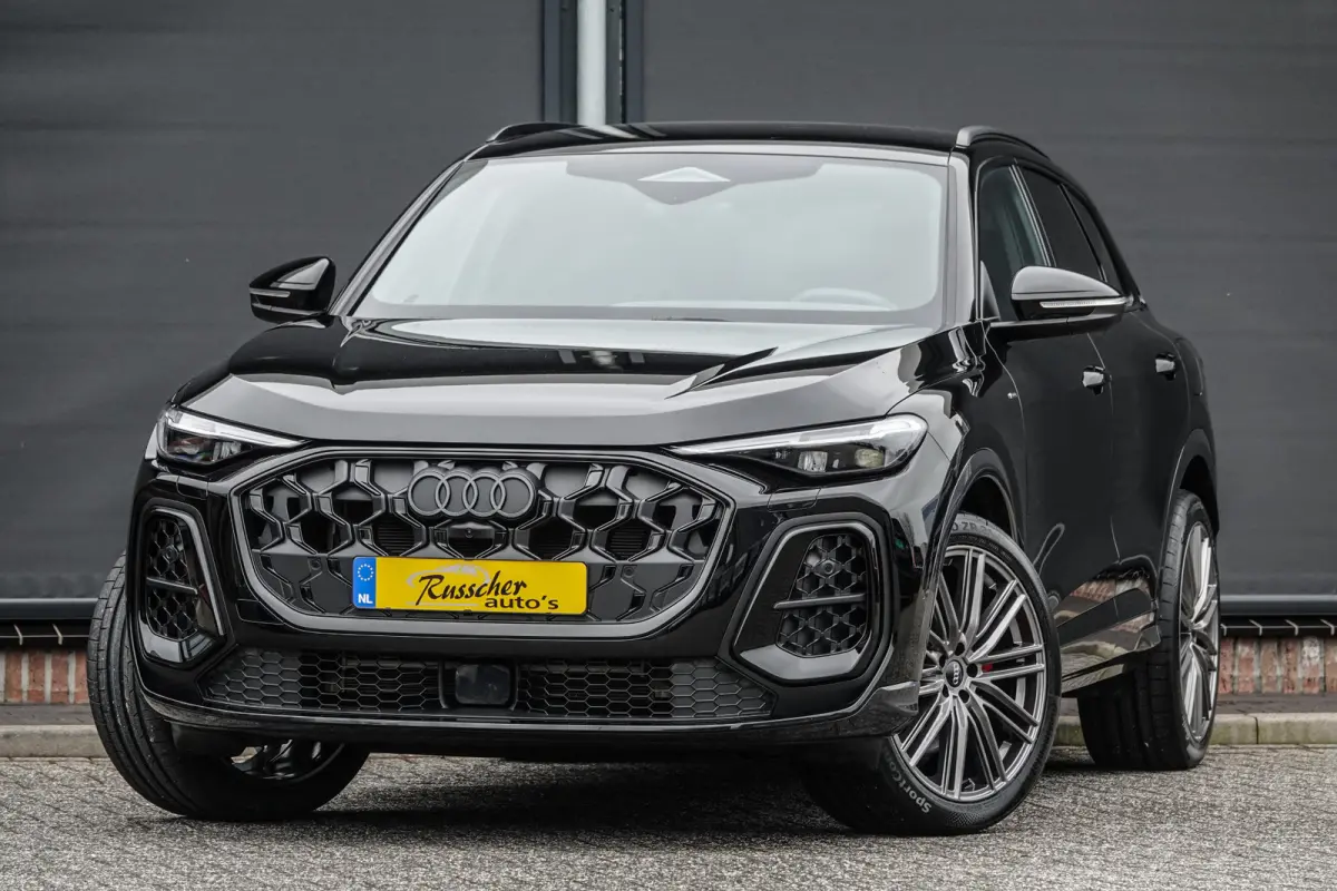 e-hybrid 367Pk | Plug In Hybride | Quattro | S-Line | MMI Bijrijdersdisplay | Tech Plus | 360° Camera | Trekhaak | 21'' | Mythos Black