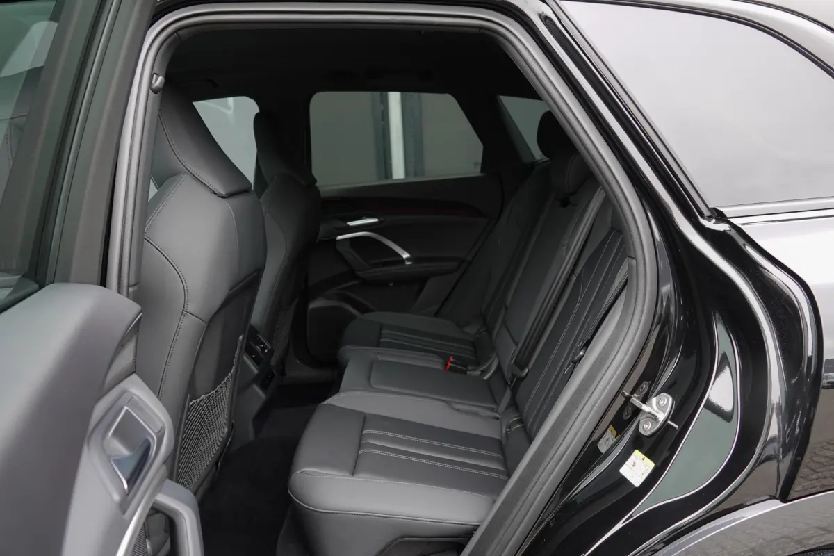 e-hybrid 367Pk | Plug In Hybride | Quattro | S-Line | MMI Bijrijdersdisplay | Tech Plus | 360° Camera | Trekhaak | 21'' | Mythos Black