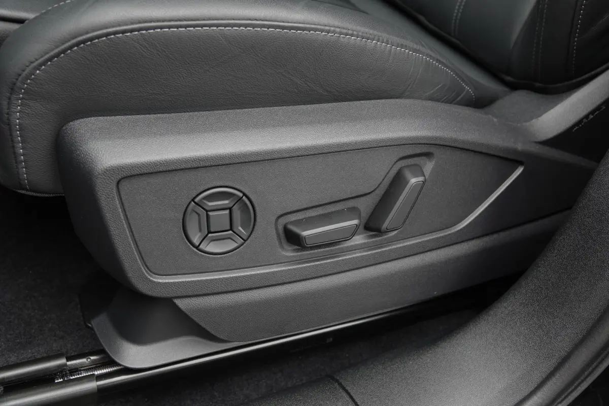 e-hybrid 367Pk | Plug In Hybride | Quattro | S-Line | MMI Bijrijdersdisplay | Tech Plus | 360° Camera | Trekhaak | 21'' | Mythos Black