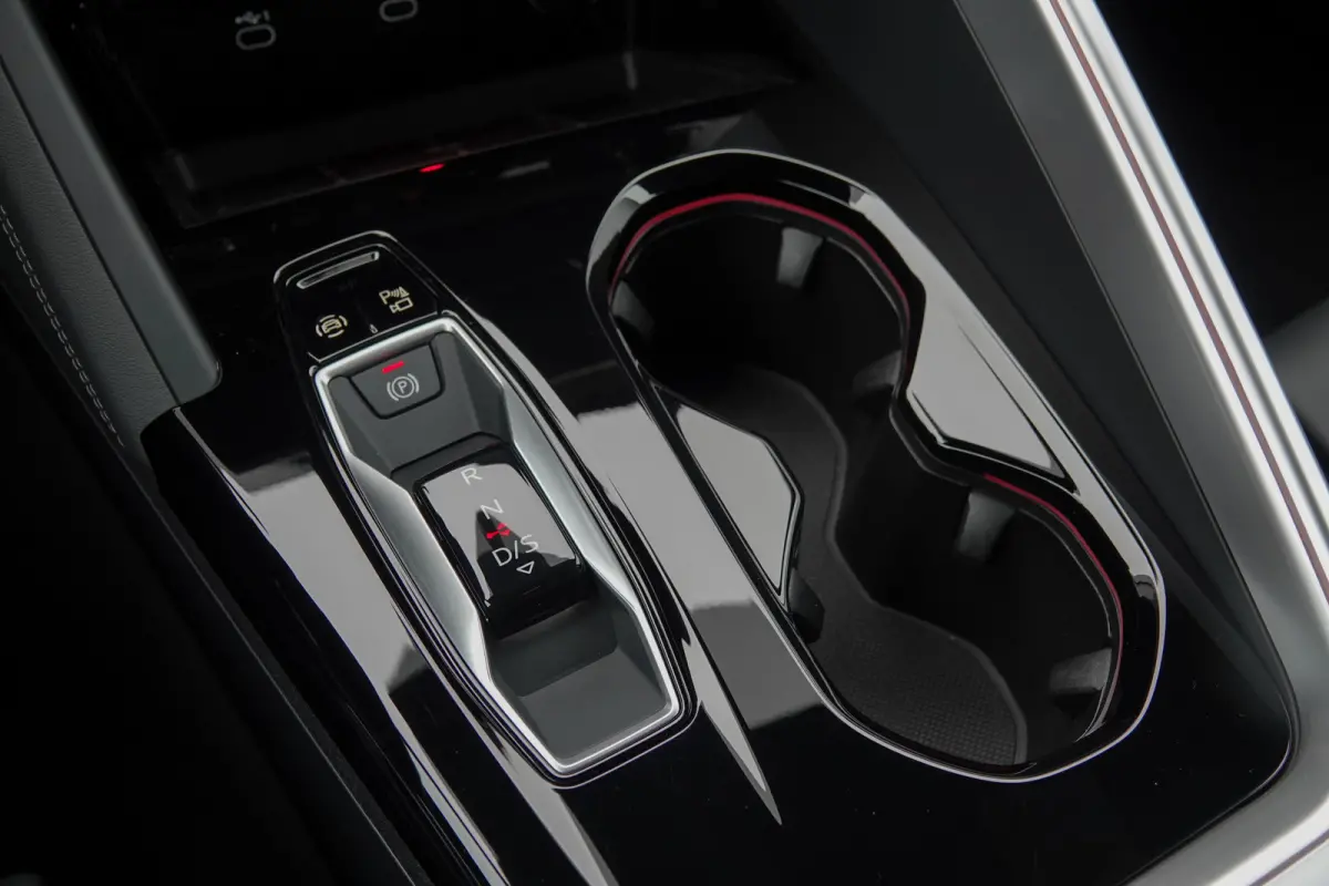 e-hybrid 367Pk | Plug In Hybride | Quattro | S-Line | MMI Bijrijdersdisplay | Tech Plus | 360° Camera | Trekhaak | 21'' | Mythos Black