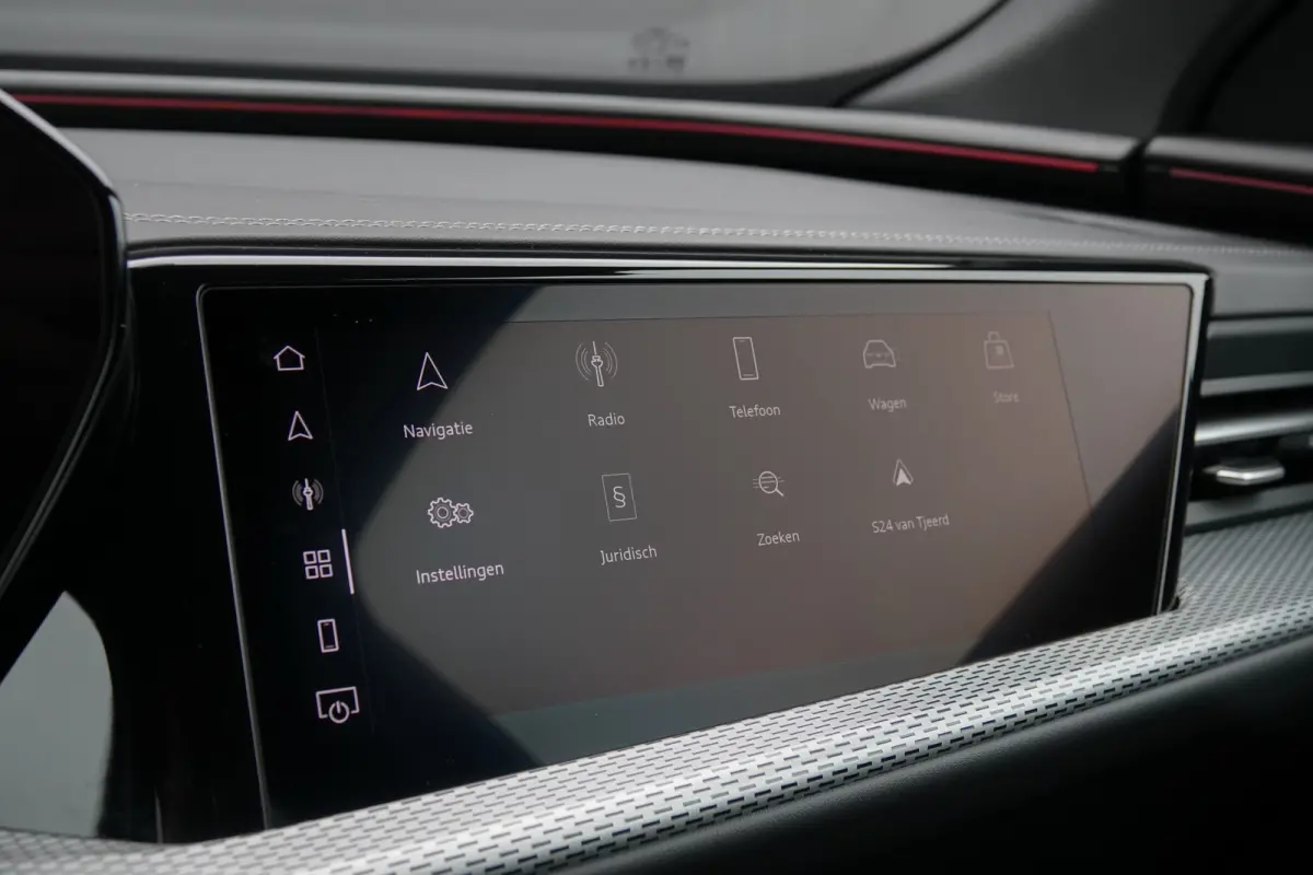 e-hybrid 367Pk | Plug In Hybride | Quattro | S-Line | MMI Bijrijdersdisplay | Tech Plus | 360° Camera | Trekhaak | 21'' | Mythos Black