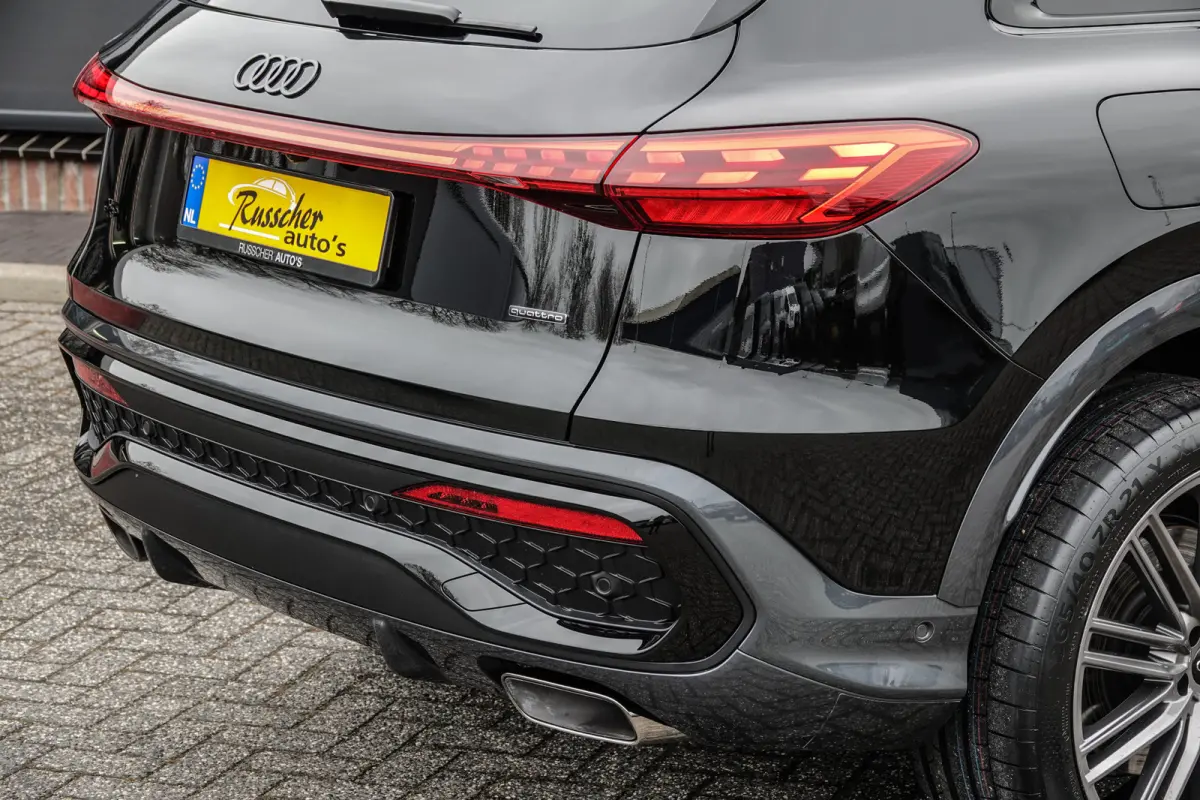 e-hybrid 367Pk | Plug In Hybride | Quattro | S-Line | MMI Bijrijdersdisplay | Tech Plus | 360° Camera | Trekhaak | 21'' | Mythos Black