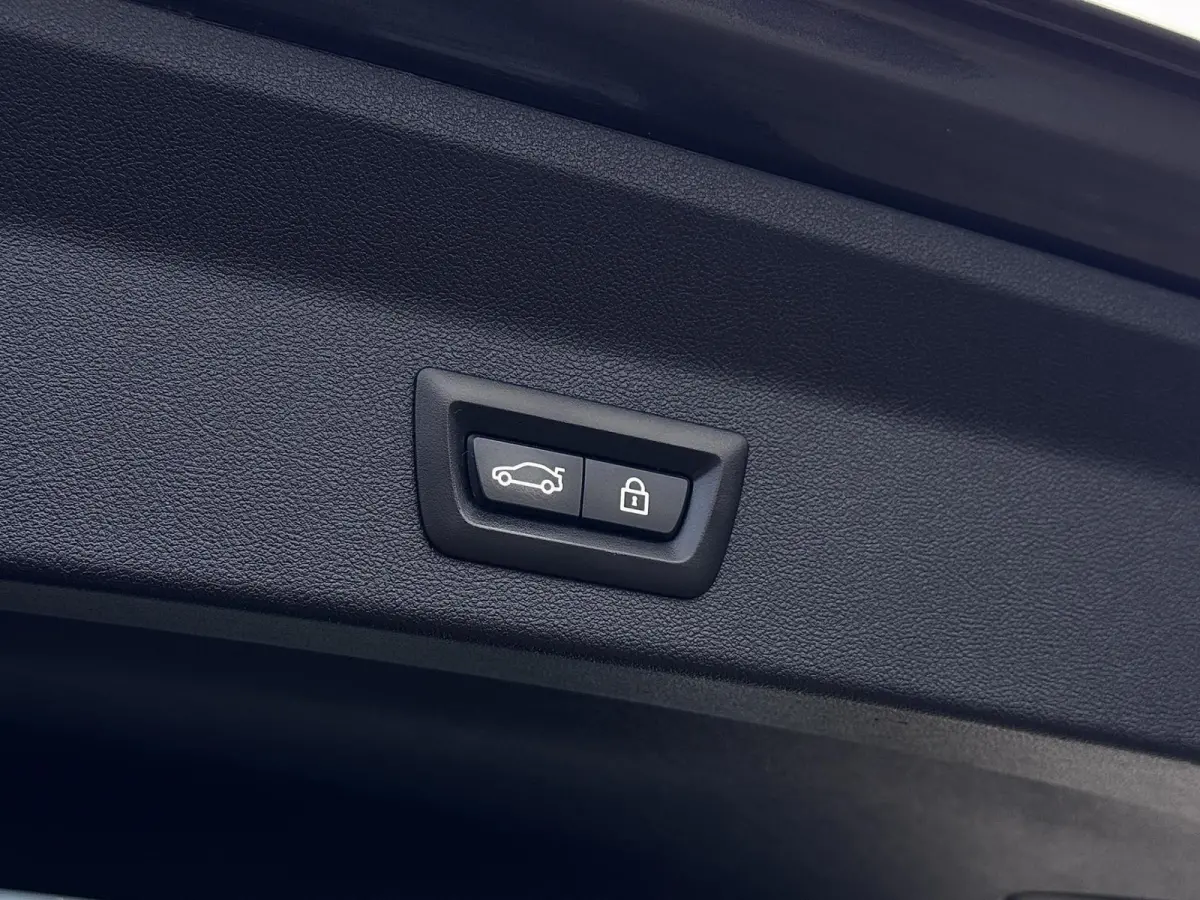 XDrive30e M-Sport | Pano | Elektrische stoelen | Trekhaak | Sfeerverlichting | Keyless | Carplay | Dealer onderhouden