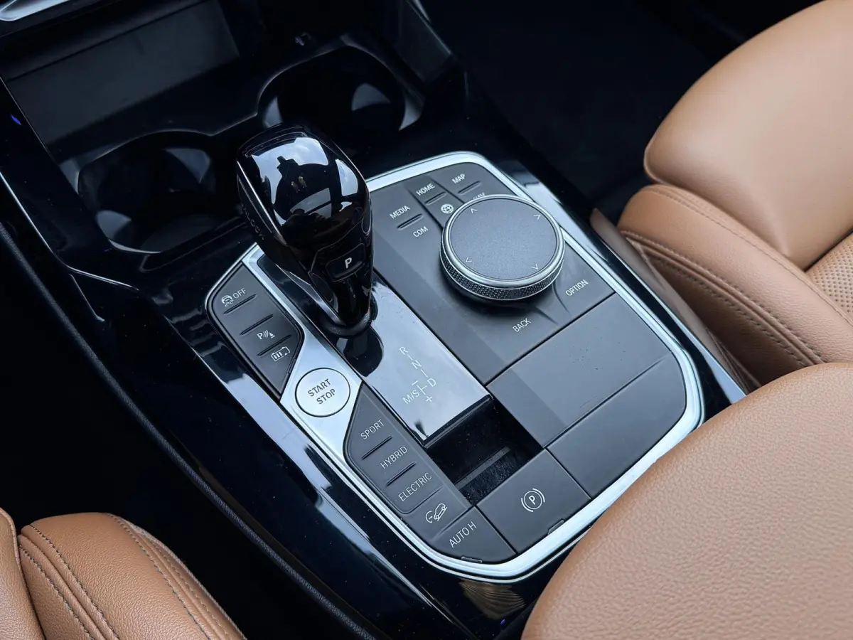 XDrive30e M-Sport | Pano | Elektrische stoelen | Trekhaak | Sfeerverlichting | Keyless | Carplay | Dealer onderhouden