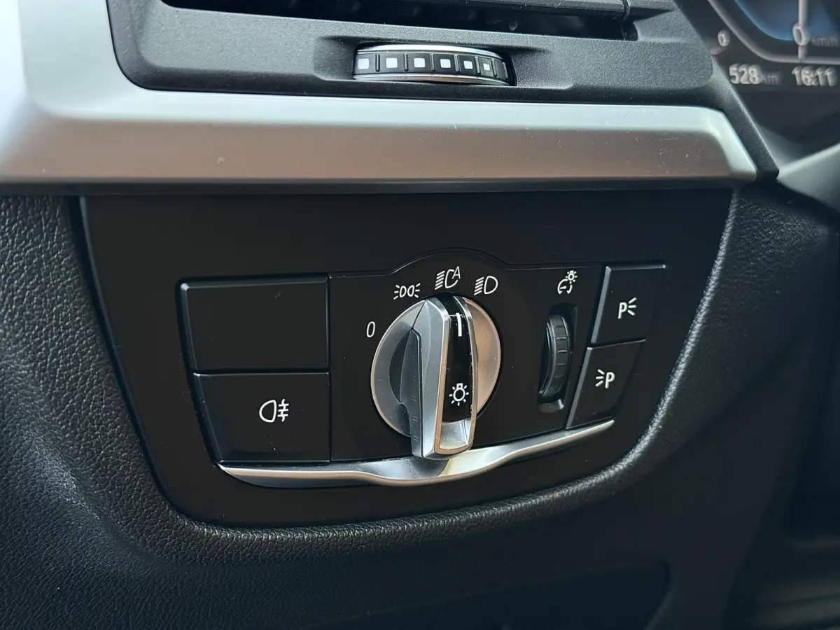 XDrive30e M-Sport | Pano | Elektrische stoelen | Trekhaak | Sfeerverlichting | Keyless | Carplay | Dealer onderhouden