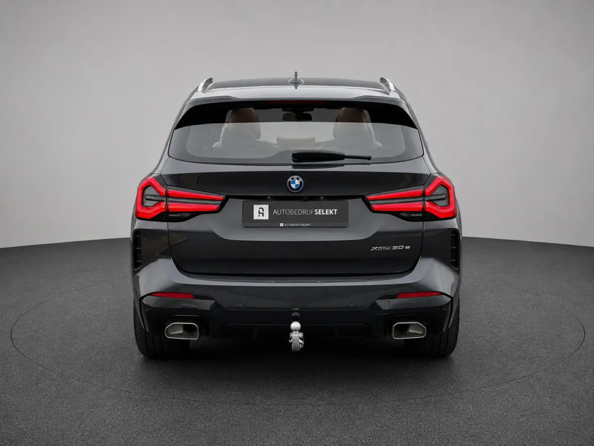 XDrive30e M-Sport | Pano | Elektrische stoelen | Trekhaak | Sfeerverlichting | Keyless | Carplay | Dealer onderhouden