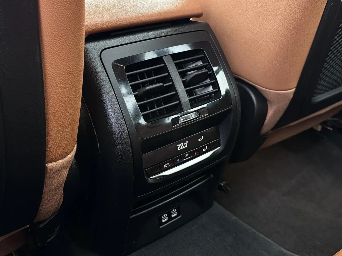 XDrive30e M-Sport | Pano | Elektrische stoelen | Trekhaak | Sfeerverlichting | Keyless | Carplay | Dealer onderhouden