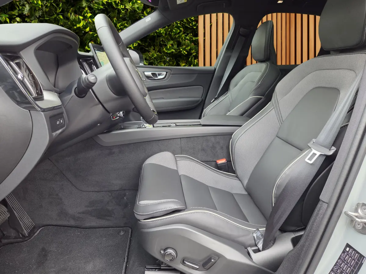 2.0 T6 AWD Recharge Black Edition | Panoramadak | Harman/Kardon | Memory | Head-up | 360 Camera