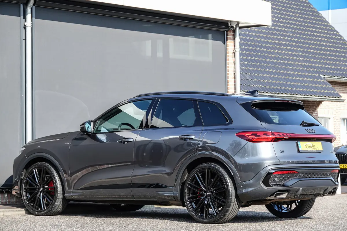 e-hybrid 367Pk | Quattro | Luchtvering | S-Line | MMI Bijrijdersdisplay | Tech Plus | 360° Camera | Trekhaak | 22'' | Daytona Grey