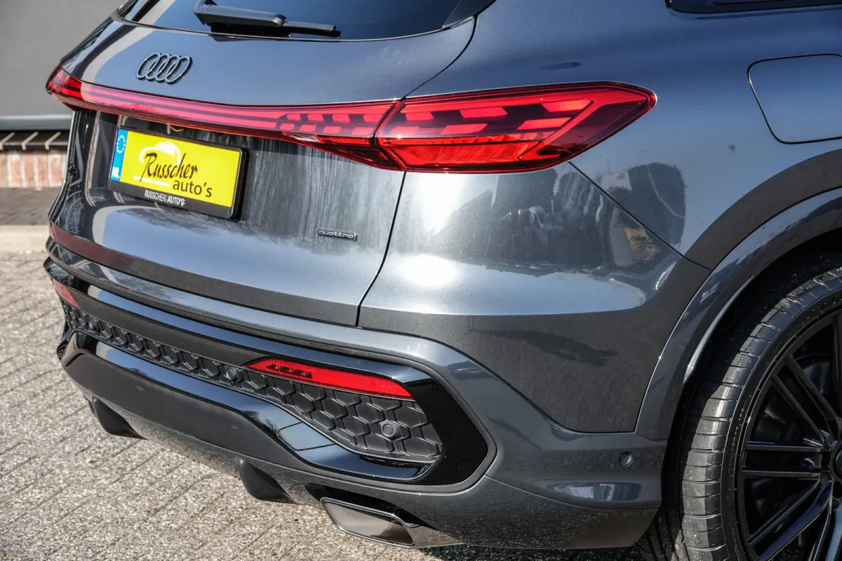 e-hybrid 367Pk | Quattro | Luchtvering | S-Line | MMI Bijrijdersdisplay | Tech Plus | 360° Camera | Trekhaak | 22'' | Daytona Grey