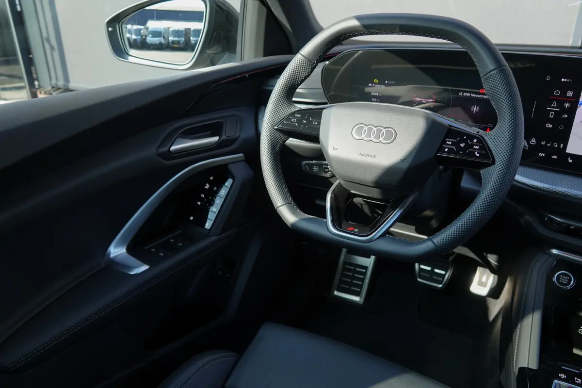 e-hybrid 367Pk | Quattro | Luchtvering | S-Line | MMI Bijrijdersdisplay | Tech Plus | 360° Camera | Trekhaak | 22'' | Daytona Grey