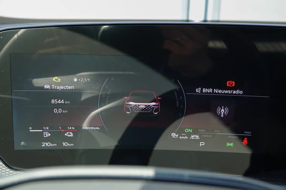 e-hybrid 367Pk | Quattro | Luchtvering | S-Line | MMI Bijrijdersdisplay | Tech Plus | 360° Camera | Trekhaak | 22'' | Daytona Grey