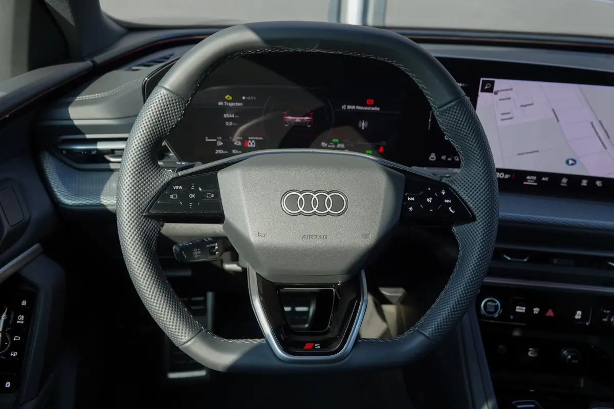 e-hybrid 367Pk | Quattro | Luchtvering | S-Line | MMI Bijrijdersdisplay | Tech Plus | 360° Camera | Trekhaak | 22'' | Daytona Grey