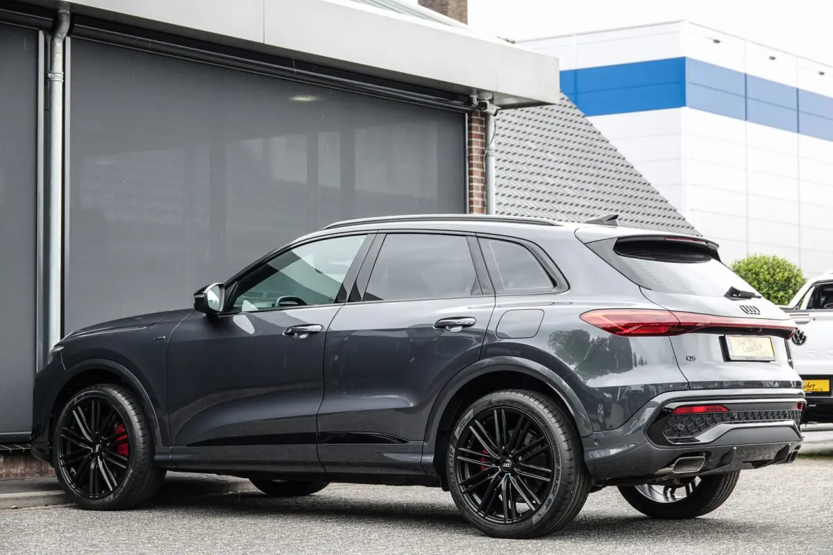e-hybrid 367Pk | S-Line | MMI Bijrijdersdisplay | Tech Plus | 360° Camera | Trekhaak | 21'' | Tambora Grey | Quattro