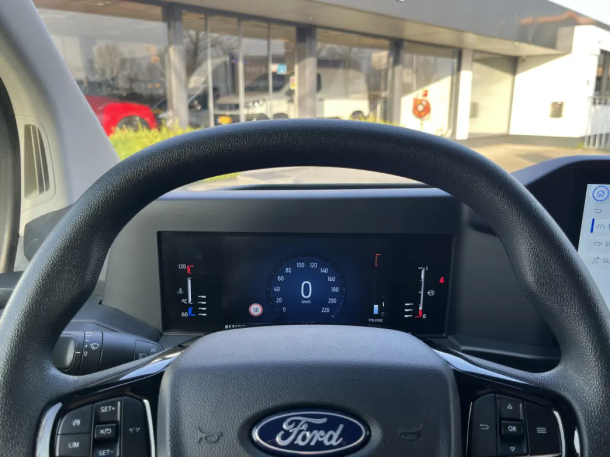 300 2.0 TDCI L2H1 Trend 136pk/100kW 6-bak | Vol leder | 12'' Sync4 Apple CP, Android Auto | Camera | Laadruimtebescherming | Cruise | etc. etc. DEMO
