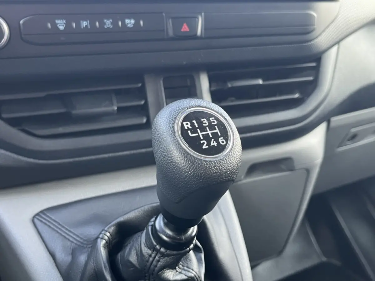 300 2.0 TDCI L2H1 Trend 136pk/100kW 6-bak | Vol leder | 12'' Sync4 Apple CP, Android Auto | Camera | Laadruimtebescherming | Cruise | etc. etc. DEMO