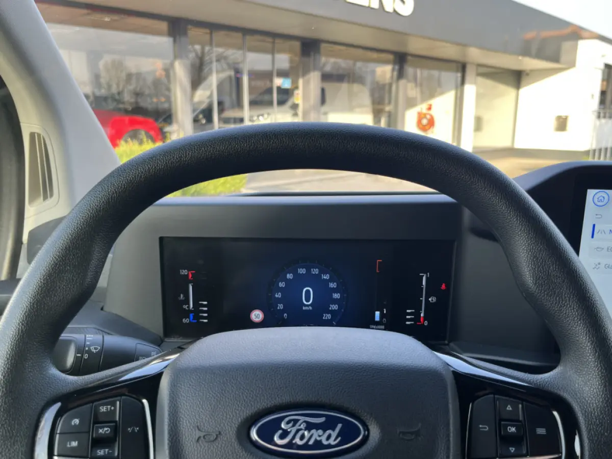 300 2.0 TDCI L2H1 Trend 136pk/100kW 6-bak | Vol leder | 12'' Sync4 Apple CP, Android Auto | Camera | Laadruimtebescherming | Cruise | etc. etc. DEMO