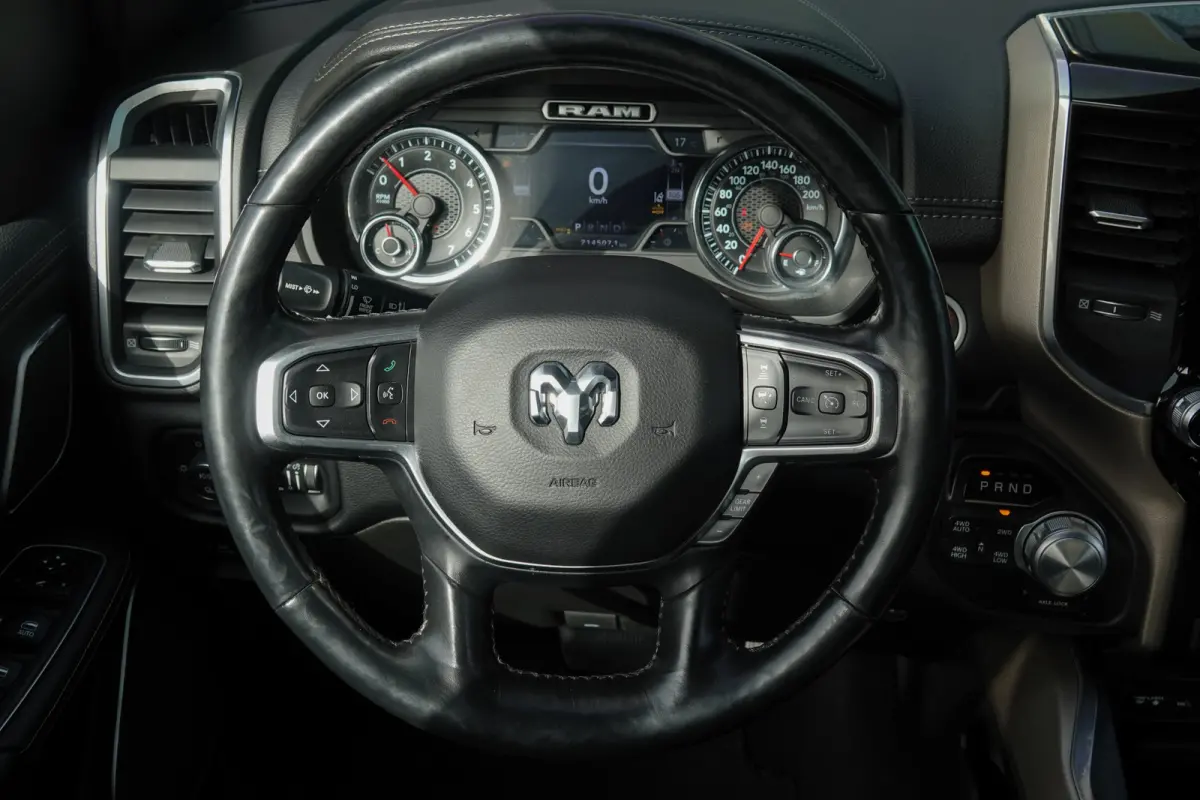 1500 5.7 V8 401Pk 4x4 Crew Cab | Laramie | 360° Camera | Panoramadak | Treeplanken | Trekhaak | 22'' | Ivory White
