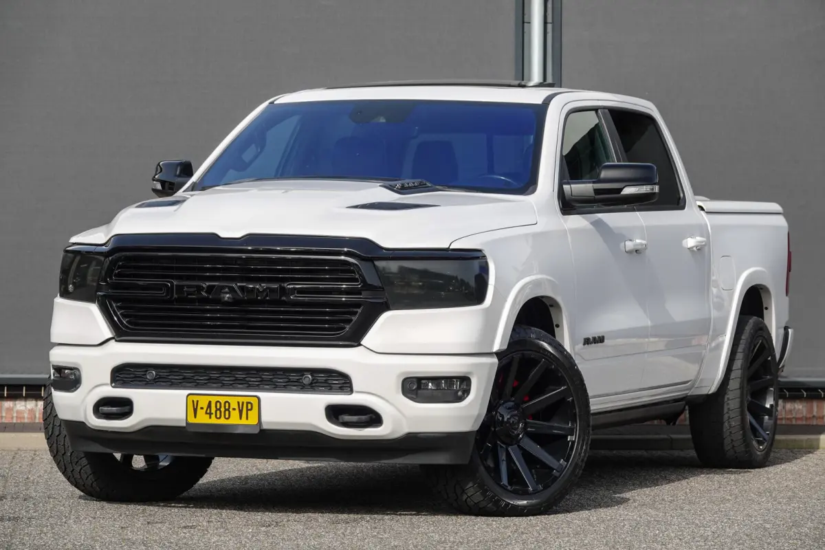 1500 5.7 V8 401Pk 4x4 Crew Cab | Laramie | 360° Camera | Panoramadak | Treeplanken | Trekhaak | 22'' | Ivory White