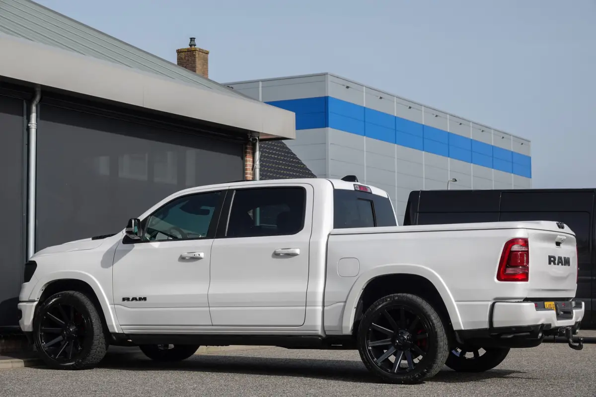 1500 5.7 V8 401Pk 4x4 Crew Cab | Laramie | 360° Camera | Panoramadak | Treeplanken | Trekhaak | 22'' | Ivory White