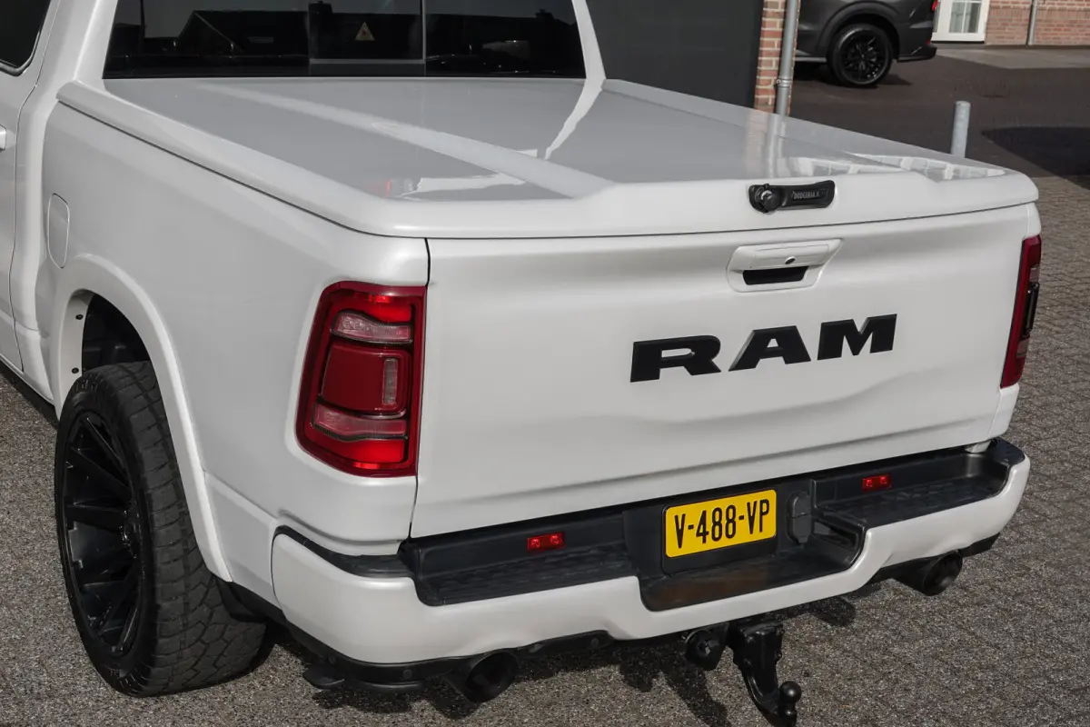 1500 5.7 V8 401Pk 4x4 Crew Cab | Laramie | 360° Camera | Panoramadak | Treeplanken | Trekhaak | 22'' | Ivory White
