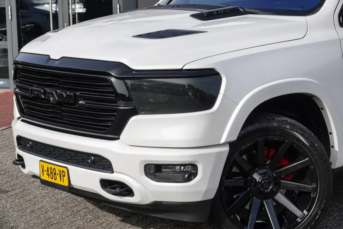 1500 5.7 V8 401Pk 4x4 Crew Cab | Laramie | 360° Camera | Panoramadak | Treeplanken | Trekhaak | 22'' | Ivory White