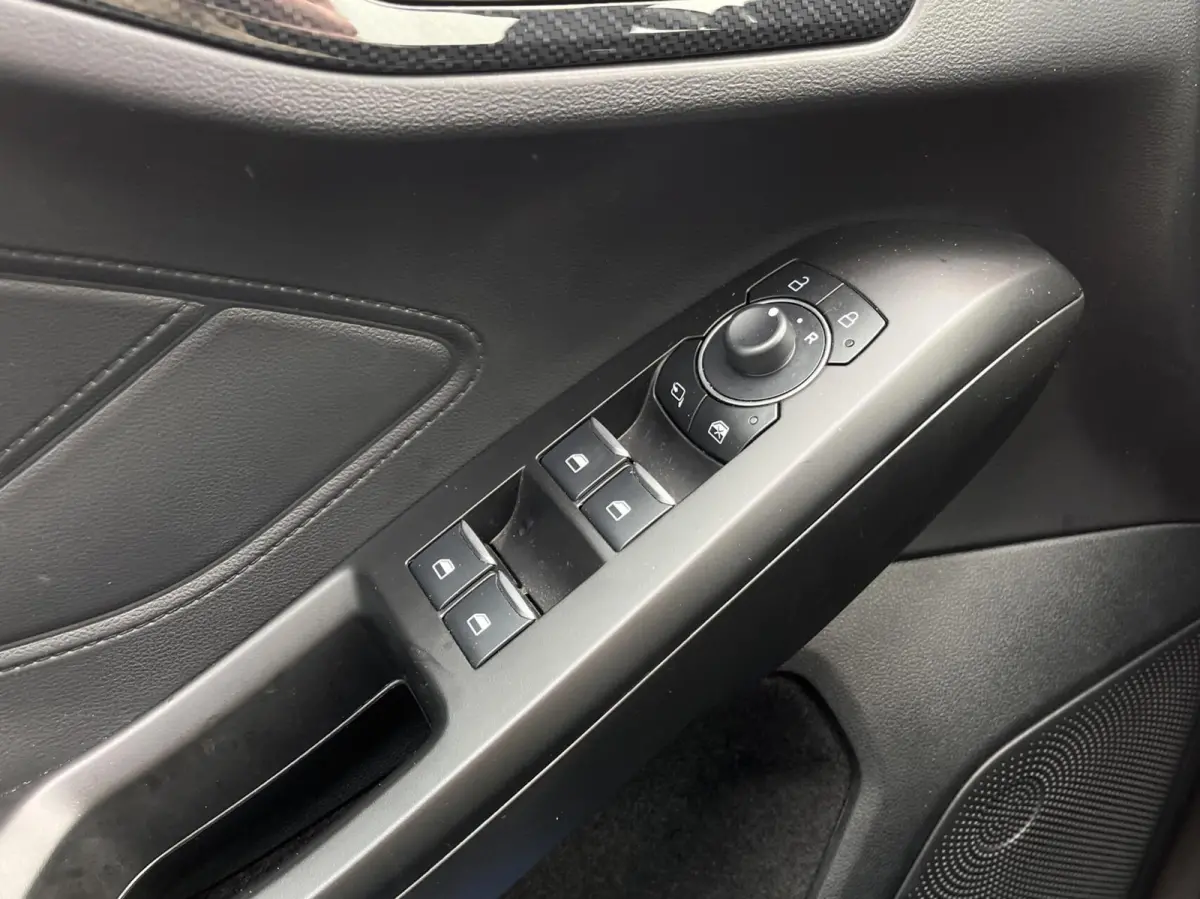 1.0 EcoBoost Hybrid ST Line 155PK Automaat Trekhaak Winterpack Cruise Camera Parkeersensoren Climate Full-LED Keyless Privacy Glass *1500KG Trekgewicht*