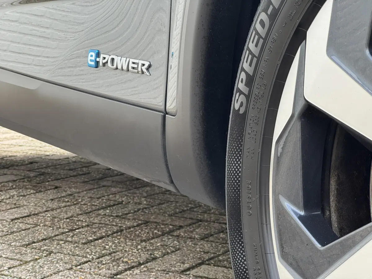 1.5 e-Power Business Premium Adaptive cruise 360 camera Pano Verwarmde stoelen/-voorruit/-stuur Apple / Android